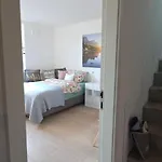 Stadtnahes Gaestezimmer Im Penthouse 게스트하우스