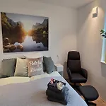 게스트하우스 Stadtnahes Gaestezimmer Im Penthouse
