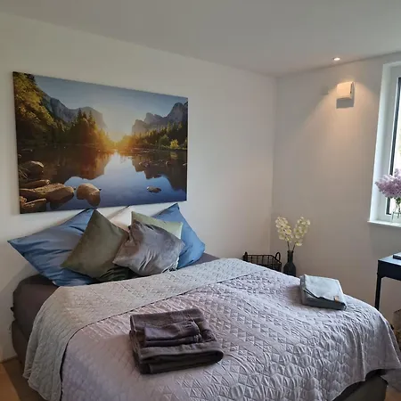 Stadtnahes Gaestezimmer Im Penthouse Bei Esi Homestay